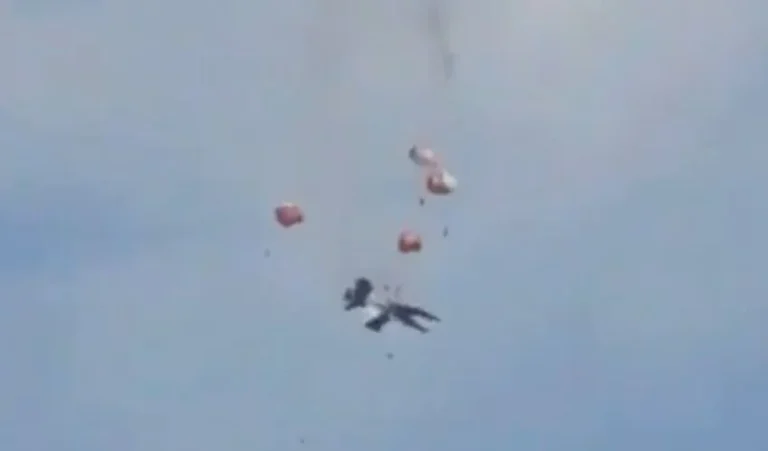 Dois aviões militares dos EUA colidem em pleno espetáculo aéreo
