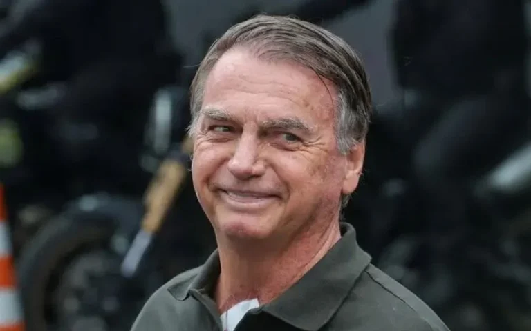 Filme de Bolsonaro termina com complô de ‘ministro careca’ inimigo