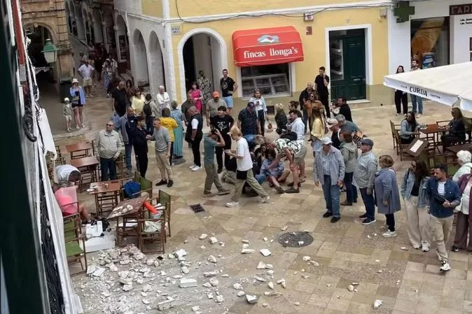 Fachada de prédio desaba na Espanha e fere turistas em praça histórica