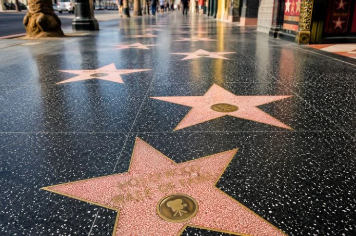 Inédito: artista brasileiro vai ganhar estrela na Calçada da Fama