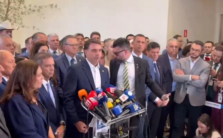 Flávio anuncia que teve encontro com Vorcaro na casa do banqueiro