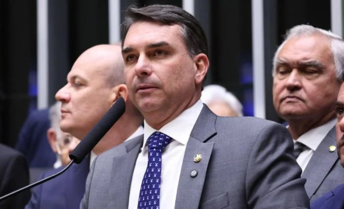 Flávio faz desafio a Daniel Vorcaro