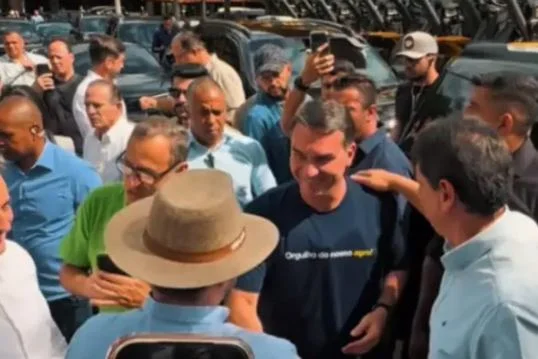 Flávio visita ex-ministro preso e reforça luta por anistia