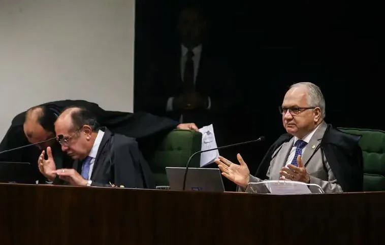 Gilmar e Fachin discutem no STF