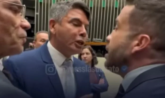 Janones arruma confusão na Câmara