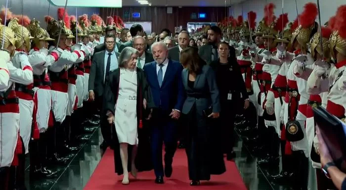 Lula chega ao TSE de mãos dadas com Cármen Lúcia e Janja