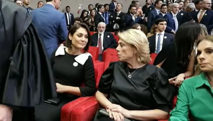 Michelle interage e senta ao lado da esposa de Moraes