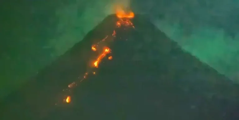 Raríssimo: câmera flagra meteoro caindo diante de vulcão em erupção