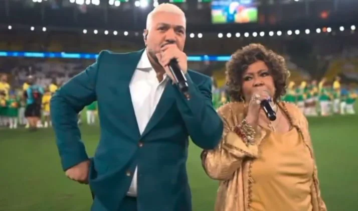Belo e Alcione são detonados após vexame no hino nacional