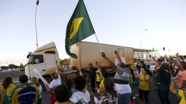 Câmara anistia multas aplicadas por Moraes a caminhoneiros que protestaram em 2022