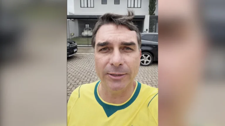 Flávio visita Bolsonaro e diz que ex-presidente está na torcida pelo Brasil