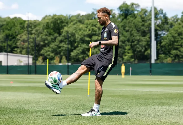 Agora: Neymar retorna aos treinos da Seleção após recuperação