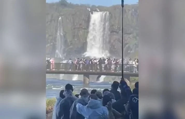 Turista entra nas Cataratas do Iguaçu para recuperar celular