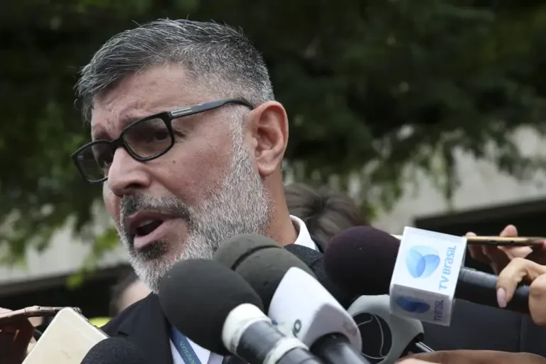 Defesa de Bolsonaro nega ligação de Alexandre Frota e chama episódio de “patético”