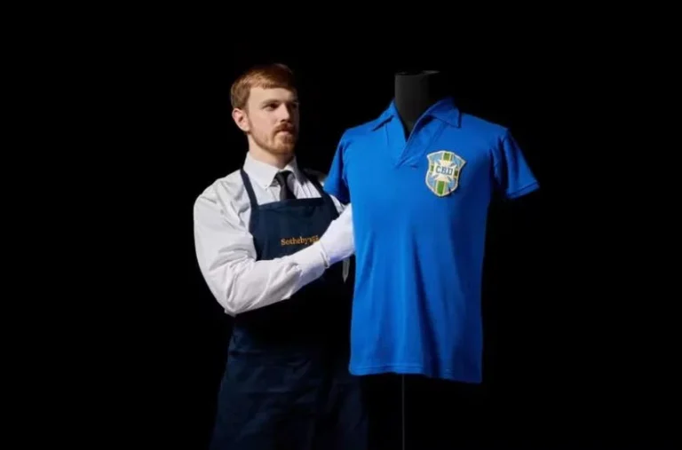Camisa de Pelé usada na final da Copa de 1958 é leiloado por valor milionário