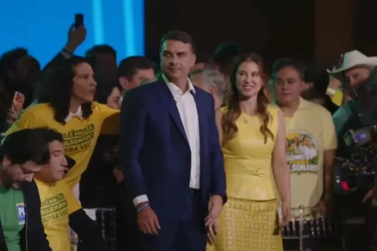 Flávio oficializa candidatura ao Planalto e promete que receberá faixa presidencial de Bolsonaro