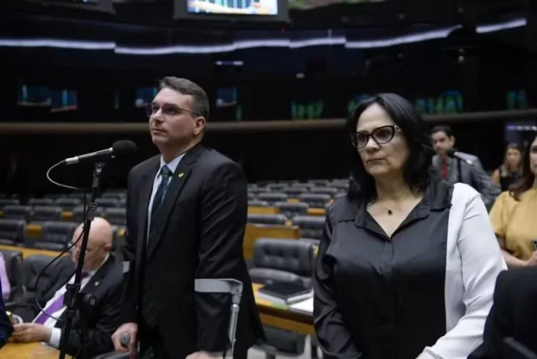 Agora: Damares abandona campanha de Flávio Bolsonaro
