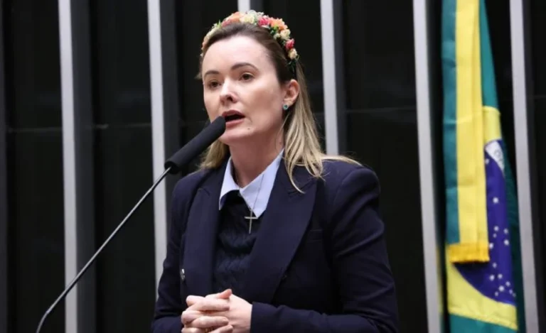 Júlia Zanatta (PL) e deputada do PT batem boca na Câmara