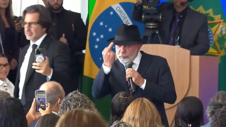 Bizarro: Lula mostra dedo do meio em evento público no Palácio