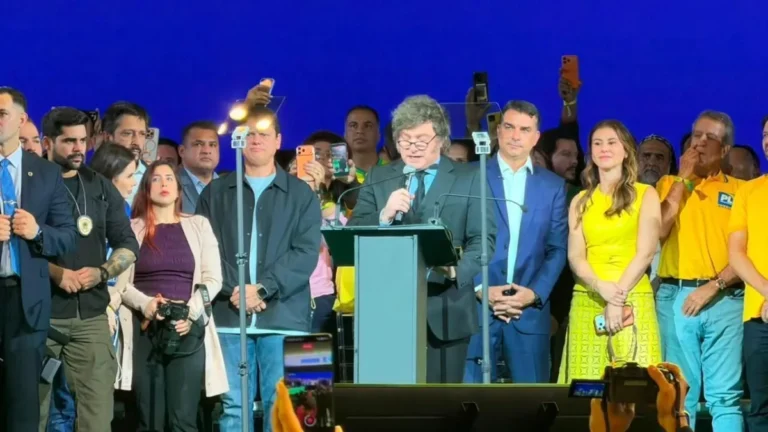 Milei diz que ‘lixo careca’ o impediu de visitar Bolsonaro e detona Lula