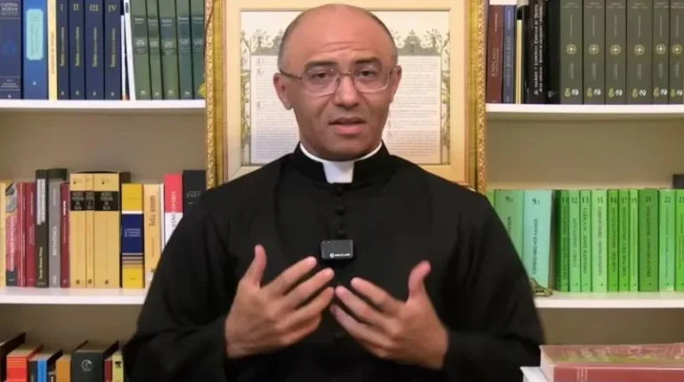 Quem é o padre brasileiro excomungado pelo Vaticano por desafiar a ‘modernidade’ da Igreja