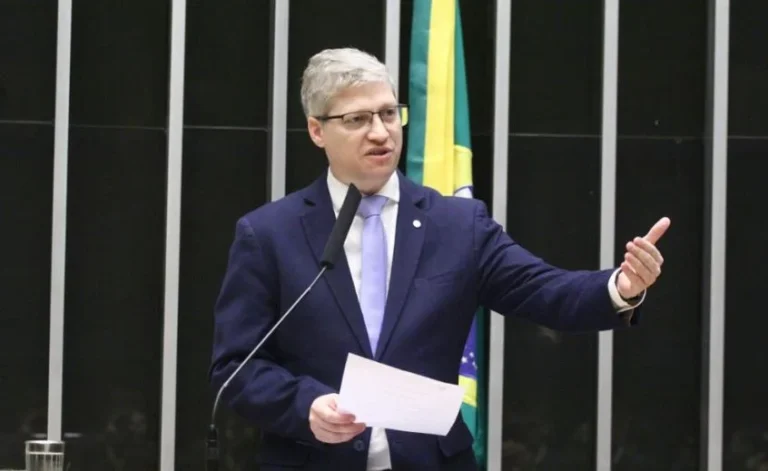Van Hattem compara relação do PT com setor produtivo à de “carrapato com o boi”