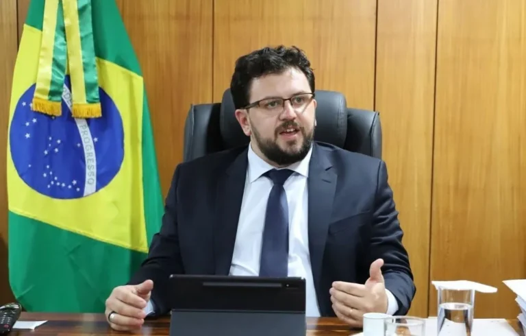 Lula mantém na campanha assessor que recebeu transferências de lobista amiga de Lulinha