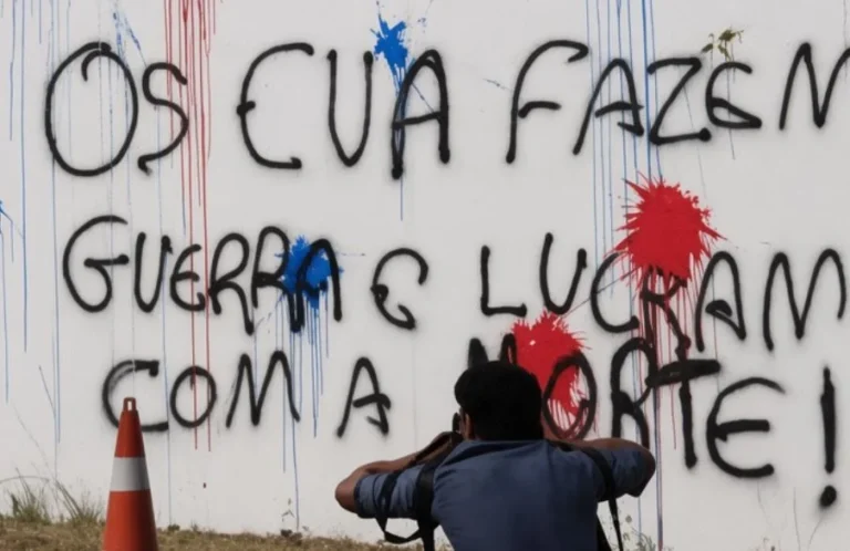 Urgente: MST vandaliza embaixada dos EUA em Brasília
