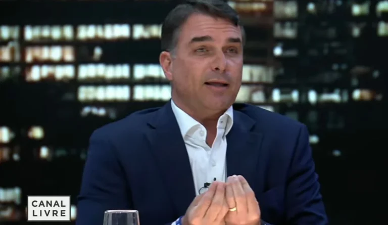 Flávio é questionado se aceitará resultado das urnas e se confia no TSE