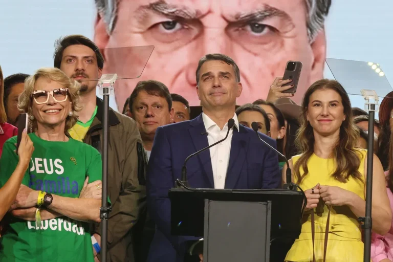 A estratégia da campanha de Flávio para o início da propaganda em rádio e TV