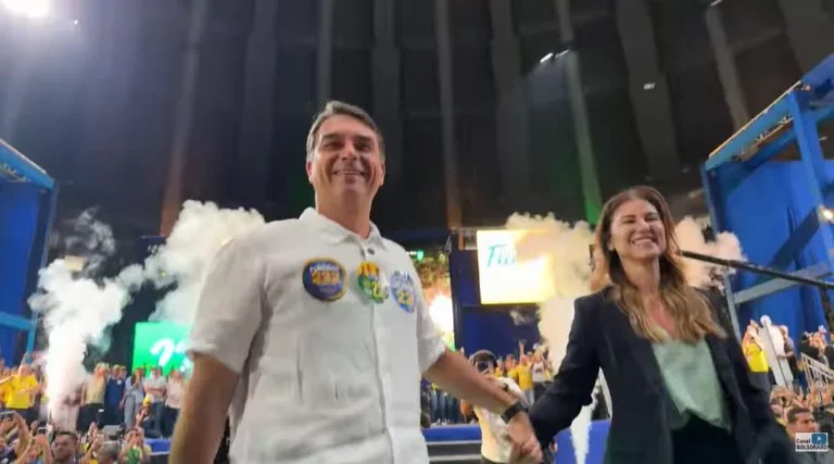 Flávio comando ato no Maracanãzinho