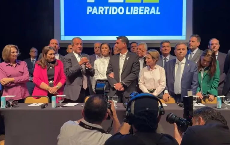 Qual o significado do broche usado por Flávio Bolsonaro