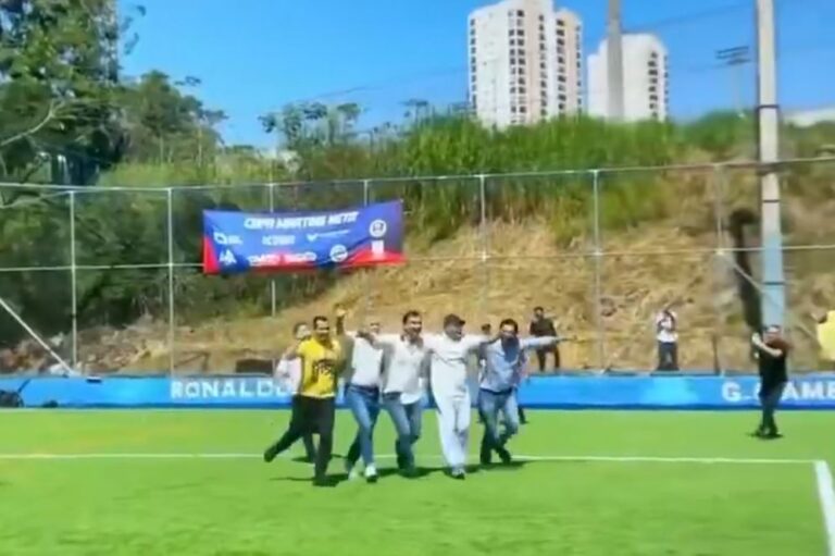 Flávio marca dois gols em partida beneficente e sai carregado de campo