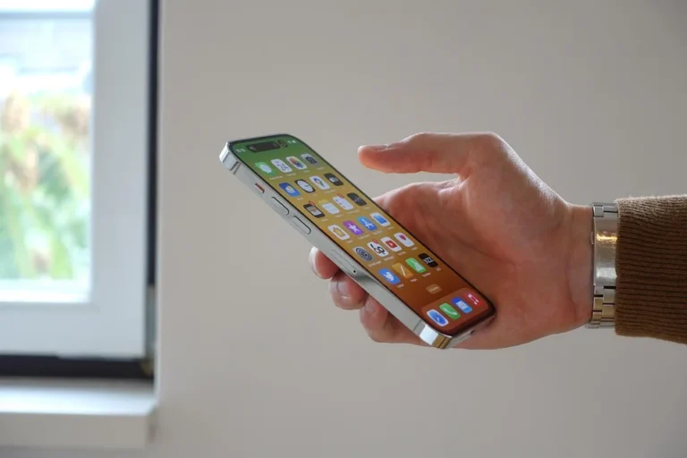 Qual é e quanto fatura a empresa que fabrica o vidro do iPhone