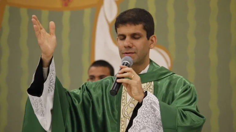 Padre é excomungado pela Igreja Católica após aderir a grupo conservador; Saiba detalhes