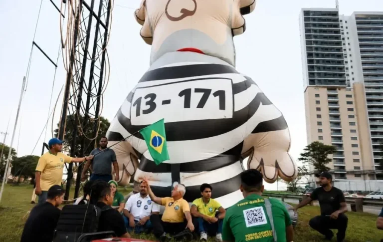 PF aborda manifestantes e tenta impedir protesto contra Lula em Natal