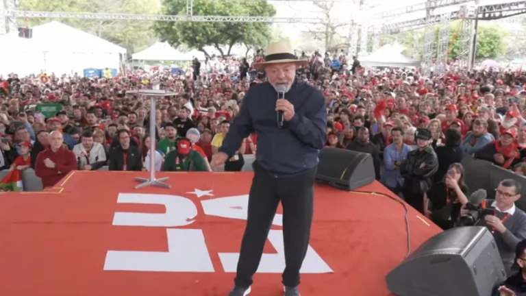Lula diz que o agronegócio deveria ‘se ajoelhar’ para ele