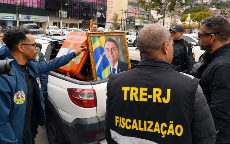Quadro de Bolsonaro é apreendido durante ato de campanha no Rio