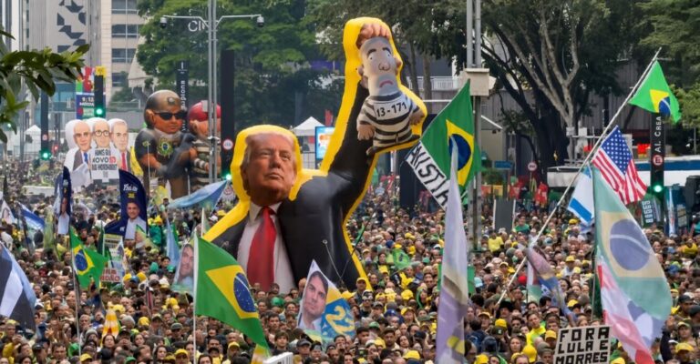 Paulista agora: Manifestantes erguem boneco gigante de Trump segurando Pixuleco