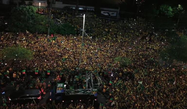 Bloquinho 22, de Flávio Bolsonaro, sacode Manaus