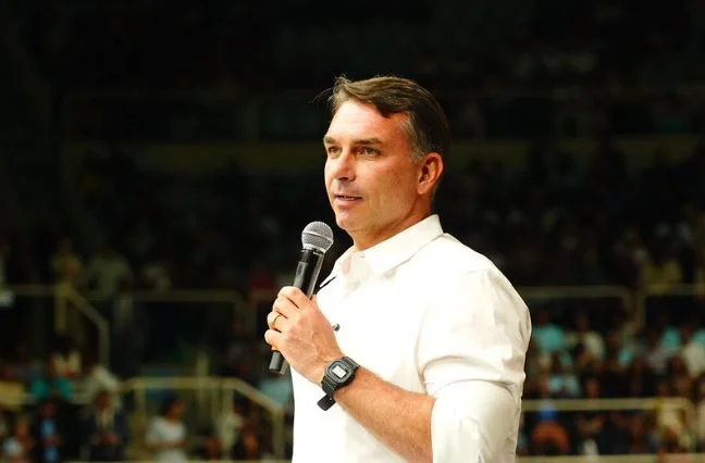 Flávio reage após sua propaganda eleitoral ser exibida sem som