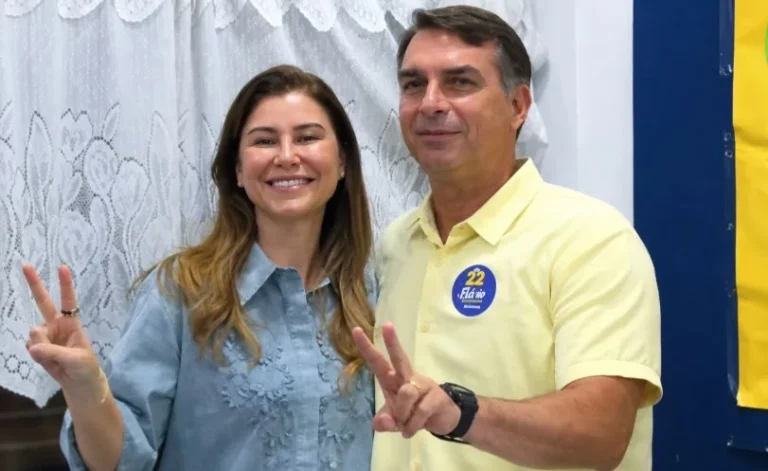Flávio Bolsonaro vota no Rio: ‘chegou a hora da mudança’