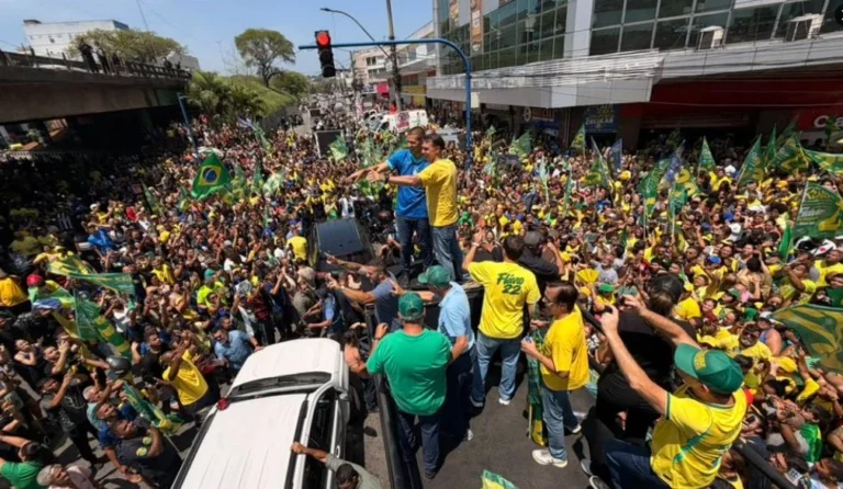 Flávio faz São Gonçalo (RJ) pular e promete receber faixa de Bolsonaro