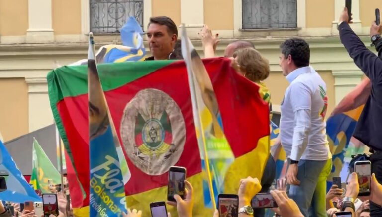 Flavio Bolsonaro lota centro de Porto Alegre em ato de campanha
