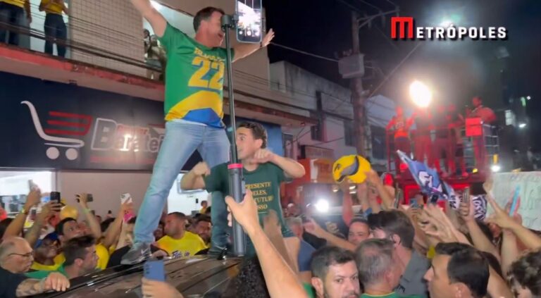 ‘Bloquinho 22’ arrasta multidão em Minas Gerais