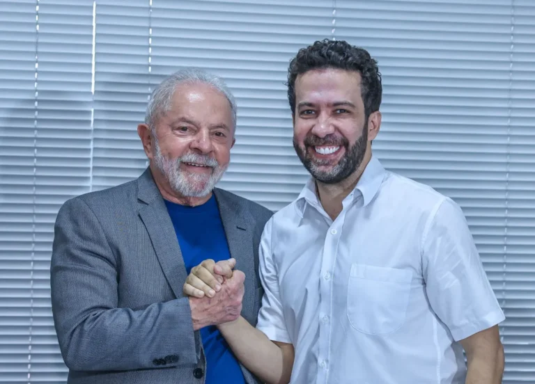TSE vê informações inverídicas e manda WhatsApp derrubar canal pró-lula criado por Janones