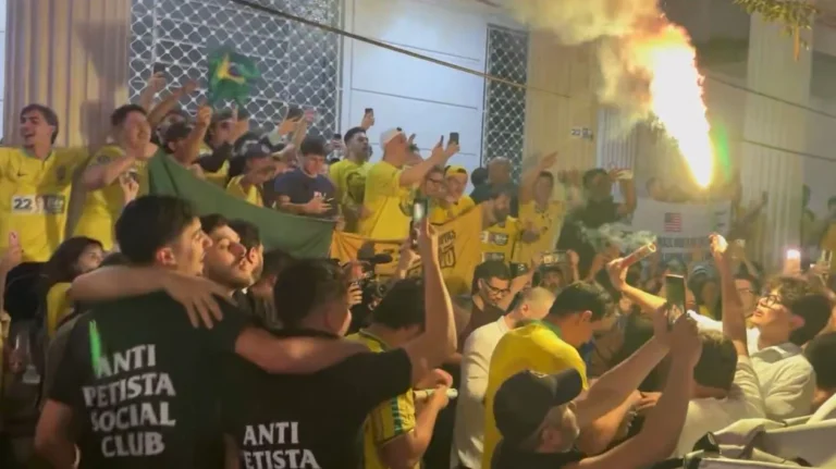 Agora: Estudantes do Mackenzie fazem ato contra a esquerda e em apoio a Flávio Bolsonaro